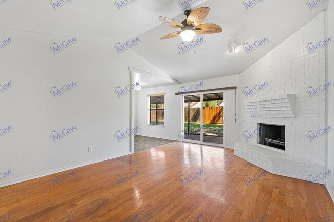 Building Photo - 1333 Mercedes St