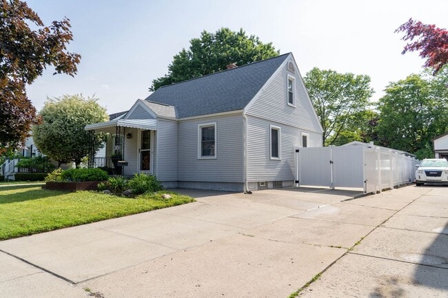 Building Photo - 2360 Royal Ave