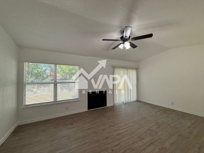 Foto del edificio - 4135 Sunrise Glade Dr