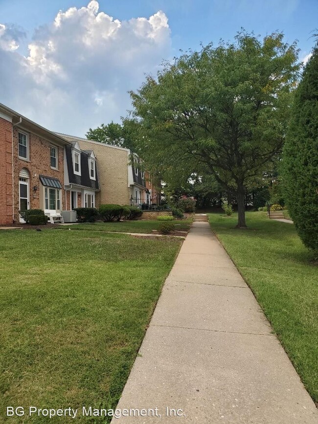 Building Photo - 2 br, 1 bath House - 9015 North Laurel Rd. J