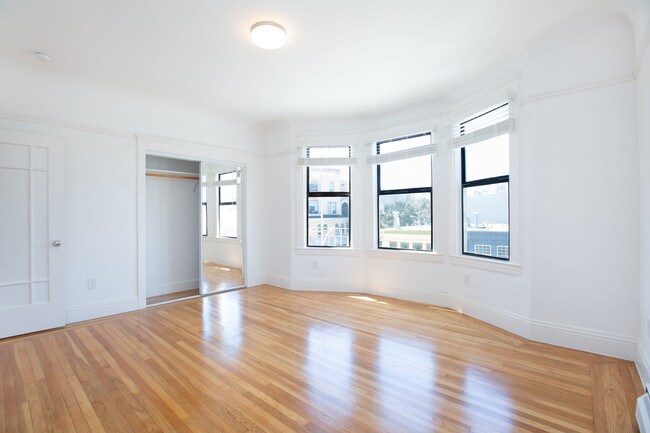 Building Photo - 390 29th Ave