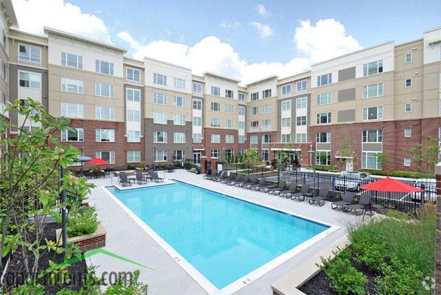 Expansive Pool and sundeck with grilling space - Link Apartments® Manchester