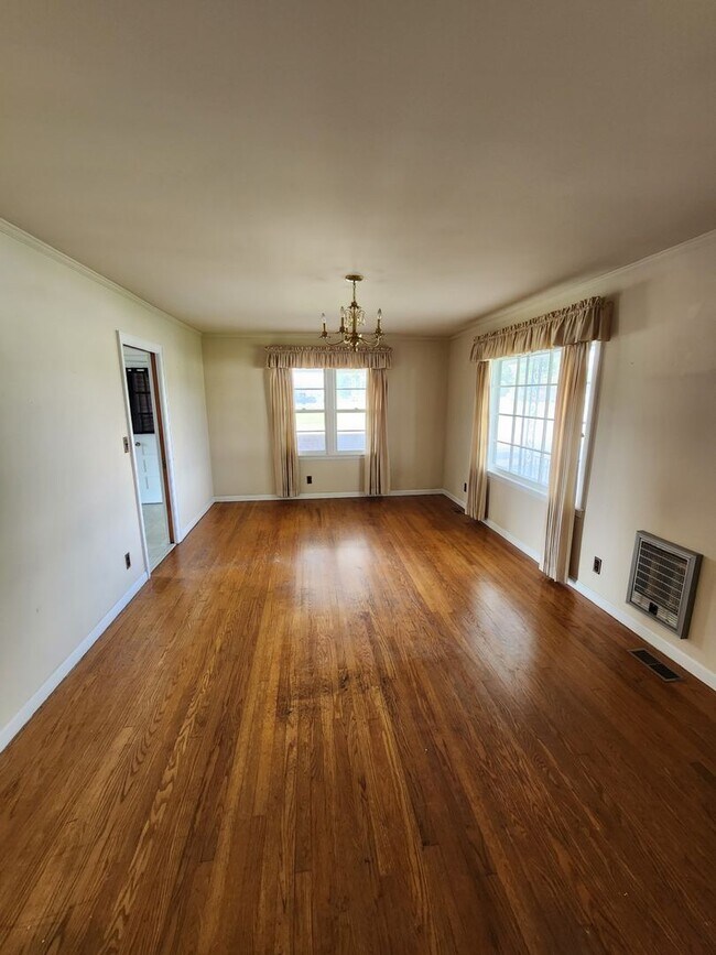 Foto del edificio - 3-Bedroom Home in Sparta with Hardwood Floors, Carport & Covered Porches