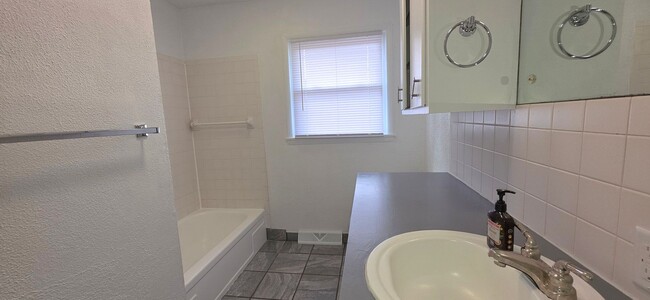 Foto del edificio - 3 Bedrooms 2 Baths! South Springfield!  $1250  BBBBBBeautiful!!!