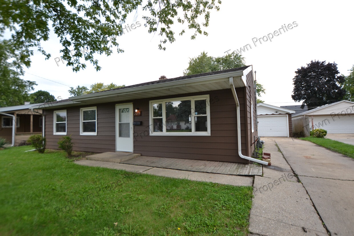 Primary Photo - 2215 Webster Ave