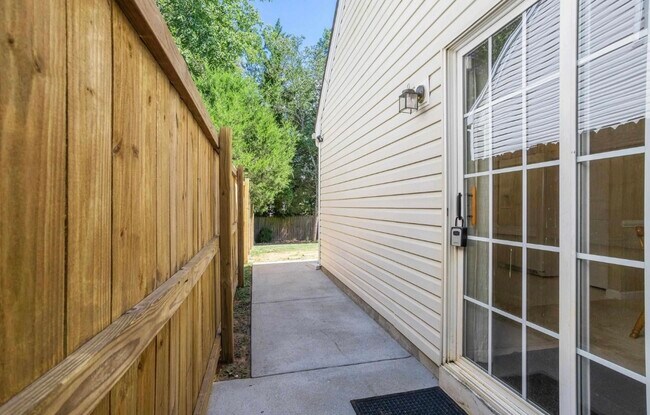 Foto del edificio - 100 Glenlea Ln