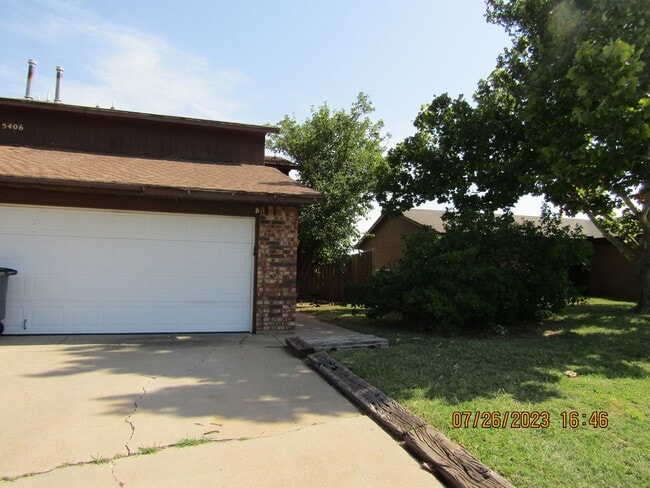 Building Photo - Very nice townhome located in the Heritage...