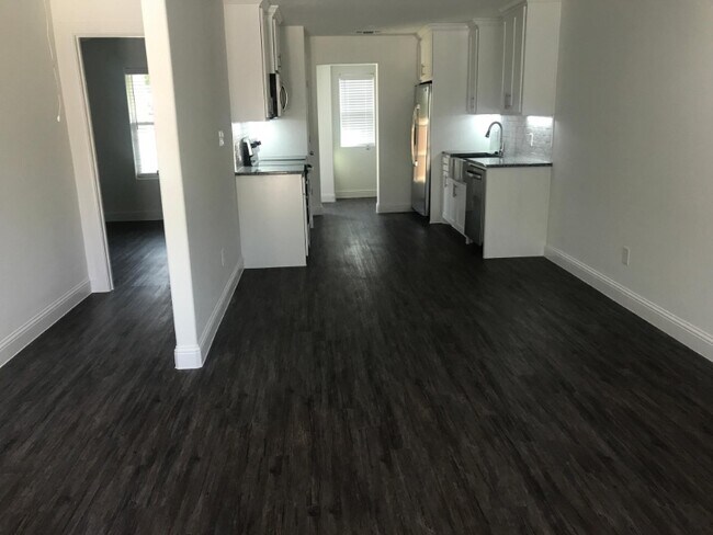 Foto del edificio - 902 N Bush Ave