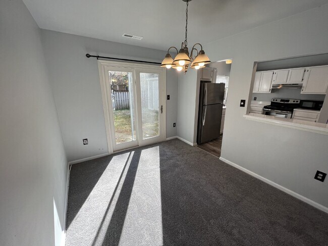 Building Photo - Modern 2 Level Townhome