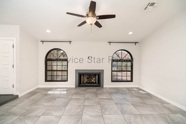 Building Photo - 1439 N La Rosa Dr