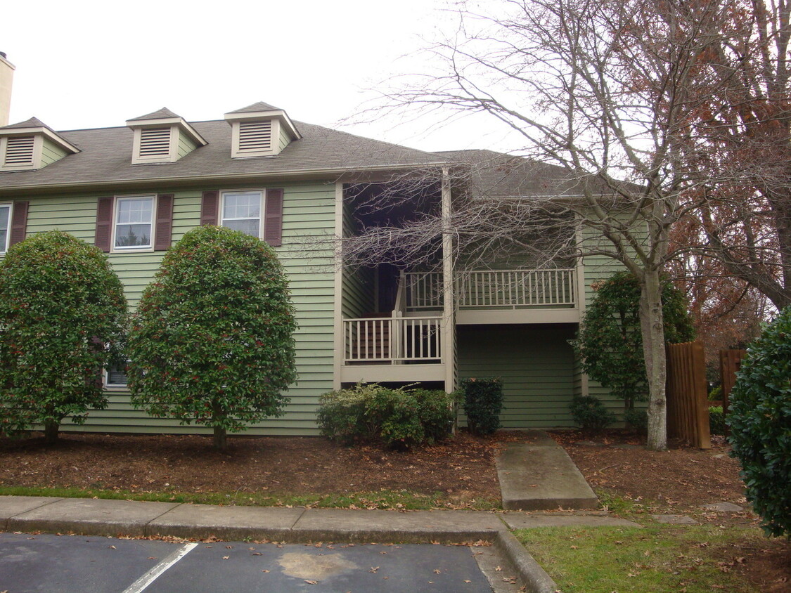 Primary Photo - Inviting 2 bedroom, 2 bath upstairs end un...