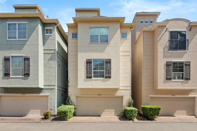 Building Photo - 9125 Harbor Hills Dr