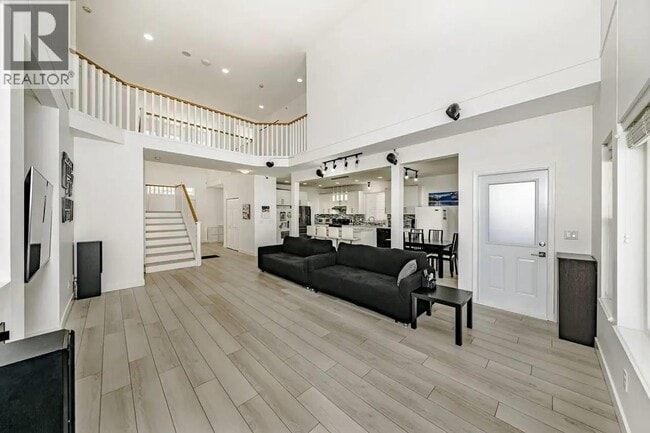 Building Photo - 1096 Riverside Dr