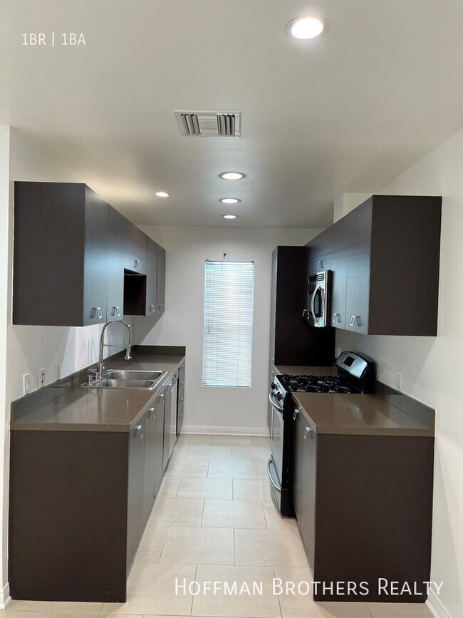 Foto del edificio - 1418 N Poinsettia Pl