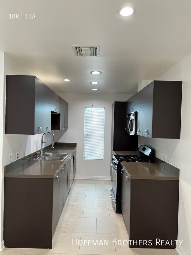 Foto del edificio - 1418 N Poinsettia Pl