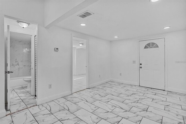 Building Photo - 906 Celery Ave
