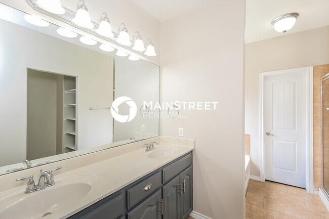 Foto del edificio - 4 Bedroom Pet-Friendly Home in Oklahoma Ci...