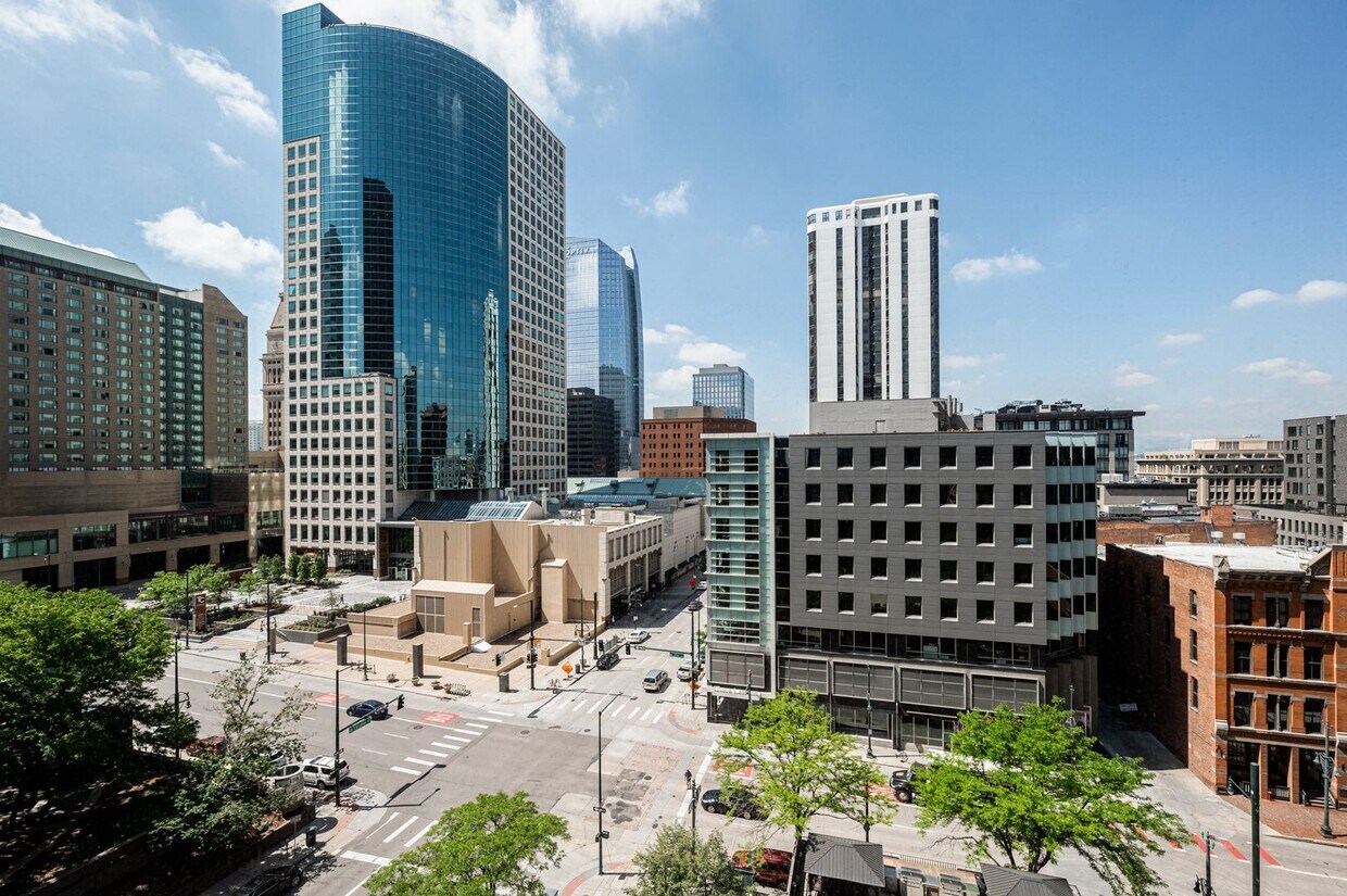 Foto principal - Gorgeous 2 Bedroom 2 Bathroom Condo in Low...
