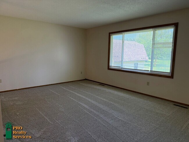Building Photo - 3 Bedroom Home in Maple Grove