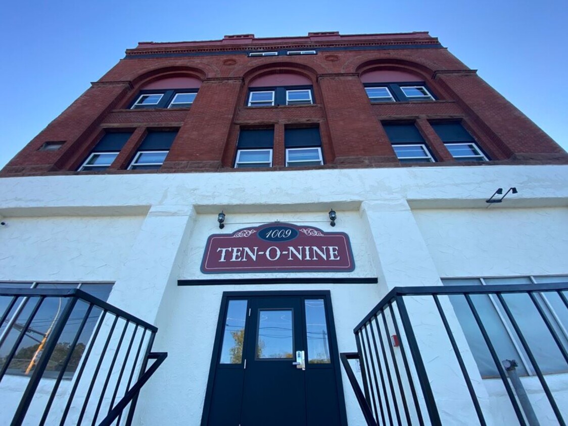 Primary Photo - Ten-0-Nine
