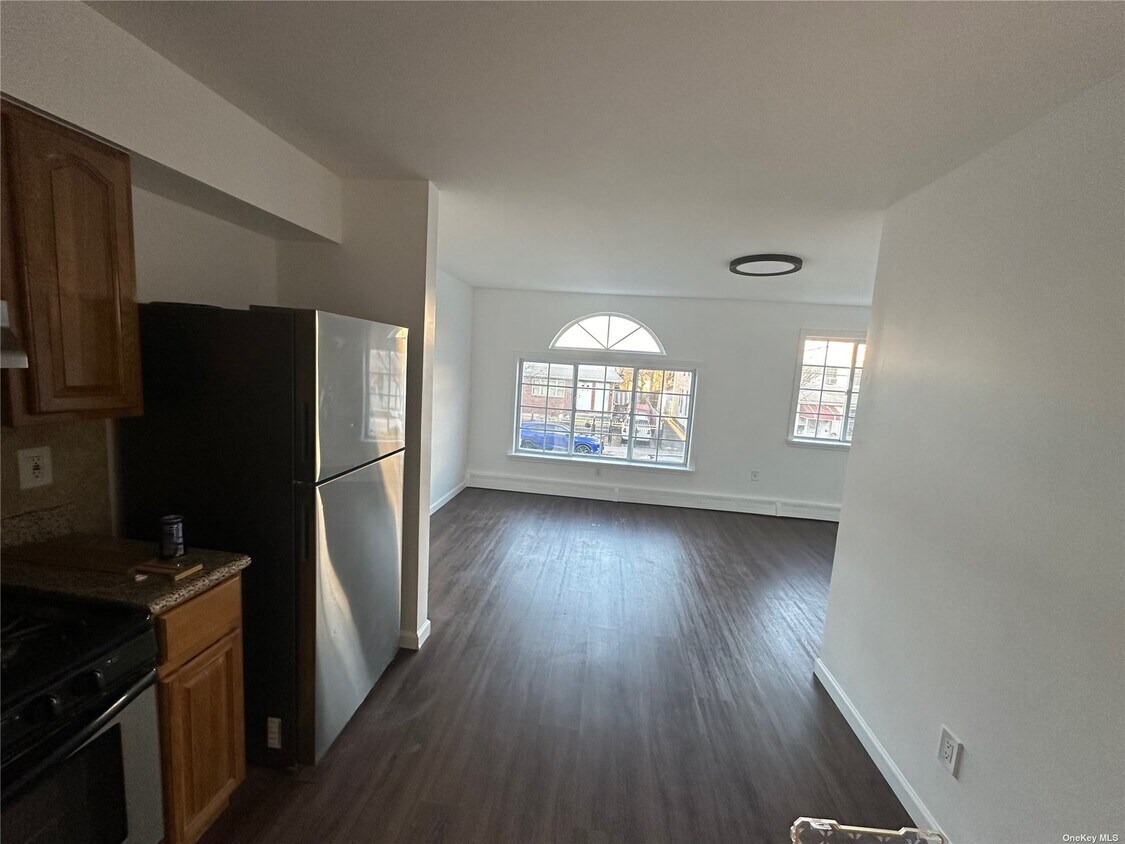 Primary Photo - 420 Milford St