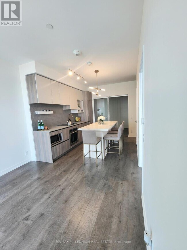 Photo du bâtiment - 950-3950 Portage Pkwy