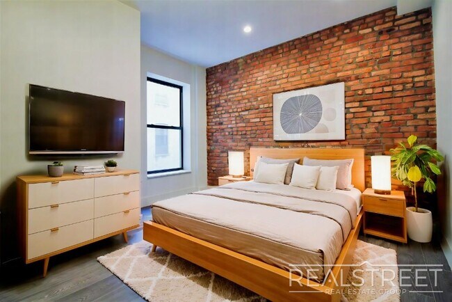 Foto del edificio - Gorgeous Spacious 3 Bedroom in Prime Crown Heights