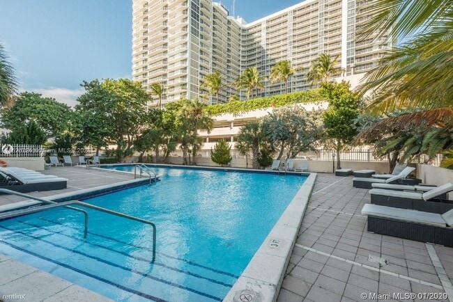 Foto del edificio - 3 br, 2 bath House - 7545 E Treasure Dr Ap...