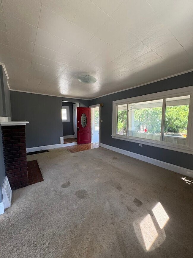 Building Photo - Three bedroom one bathroom home for rent