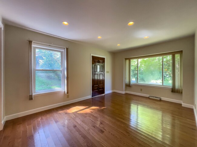 Foto del edificio - Elegant Three-Bedroom in West Asheville