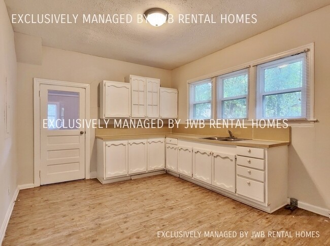 Building Photo - 849 Lynton St