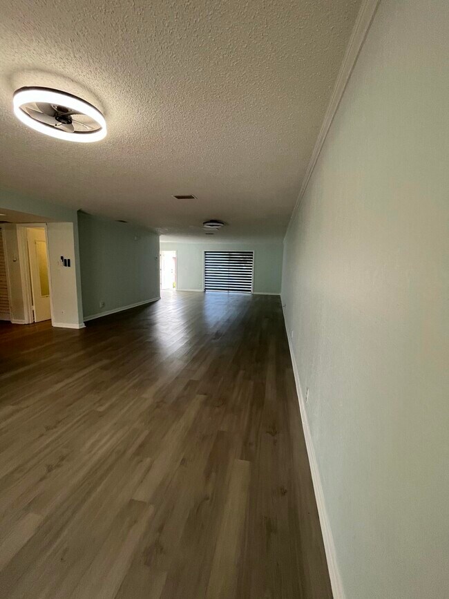 Foto del edificio - 4305 Coral Springs Dr