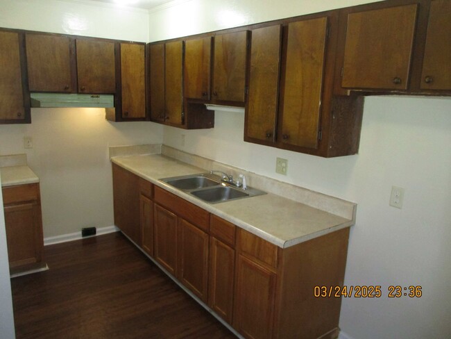 Building Photo - 612 S Maple St