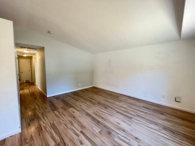 Foto del edificio - This Adorable 3 Bed / 2.5 Bath Ranch Style Homes Offers A Large Backyard and Beautiful Natural Li...