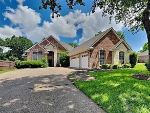 Building Photo - 807 Heather Ln
