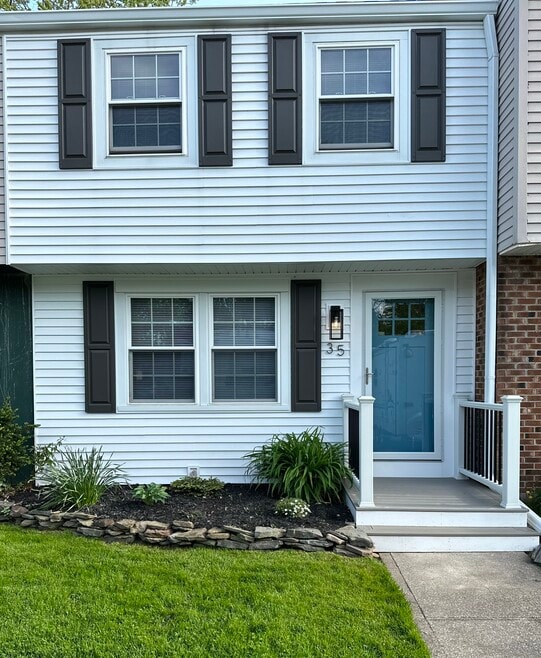 Building Photo - 35 Farmbrook Drive