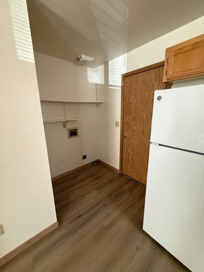 Foto del edificio - Close to COCC!  Townhouse, 2.5 Bath, W/D Hookups, Gas Fireplace, Water/Sewer Paid, Garage