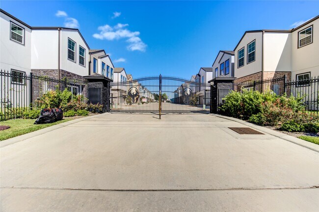 Building Photo - 2928 El Fenice Ln