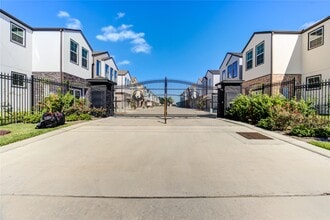 Building Photo - 2928 El Fenice Ln