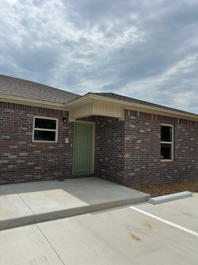 Building Photo - 1016 S El Paso Ave
