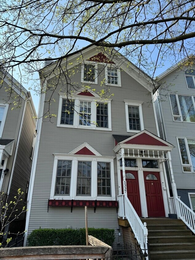 Primary Photo - 1337 W Barry Ave