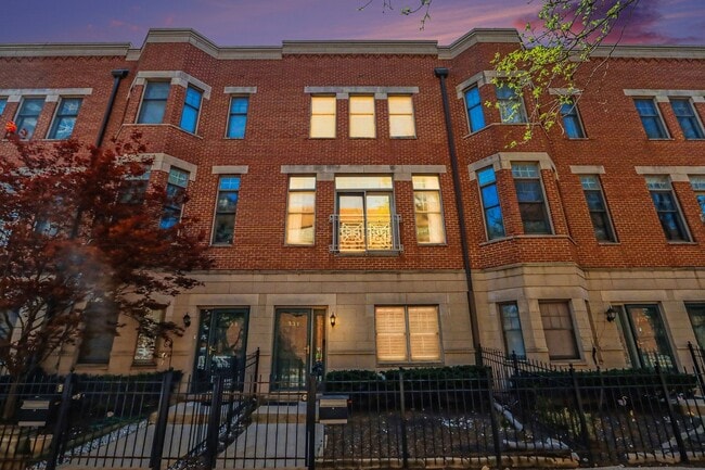 Building Photo - 331 E Cullerton St