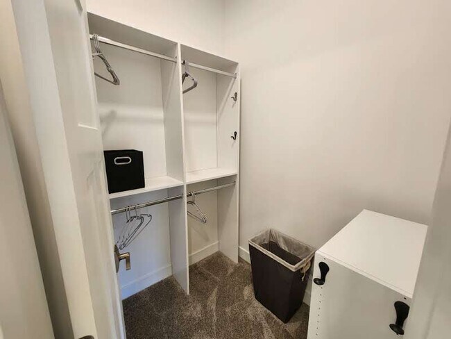 Unidad 6 - Brownstone Condominiums