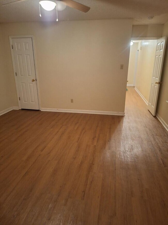 Building Photo - 112 Acacia Ct