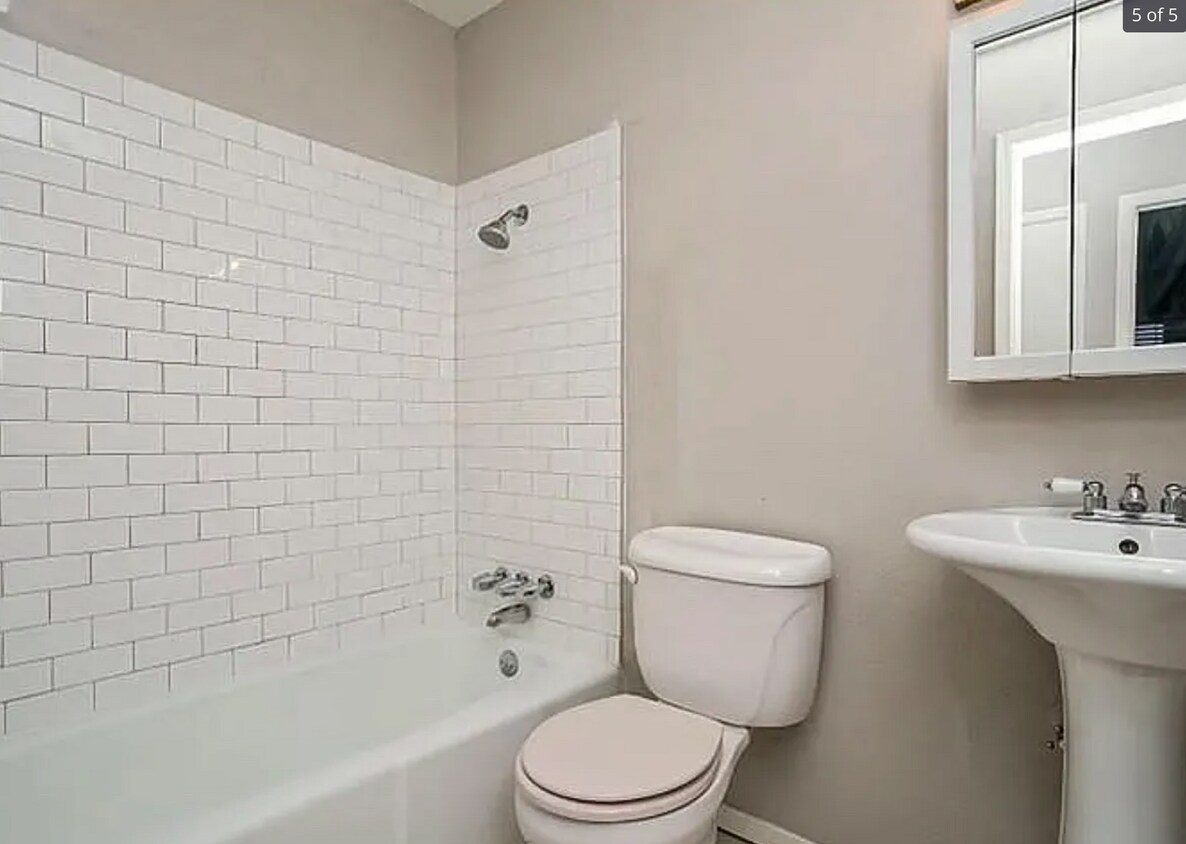 Foto del edificio - 423 Southlake Dr