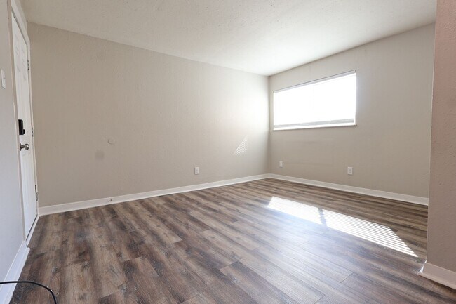 Foto del edificio - Beautiful 1 Bedroom w/ Off-Street Parking