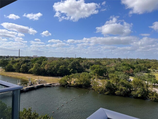 Foto del edificio - 16385 Biscayne Blvd