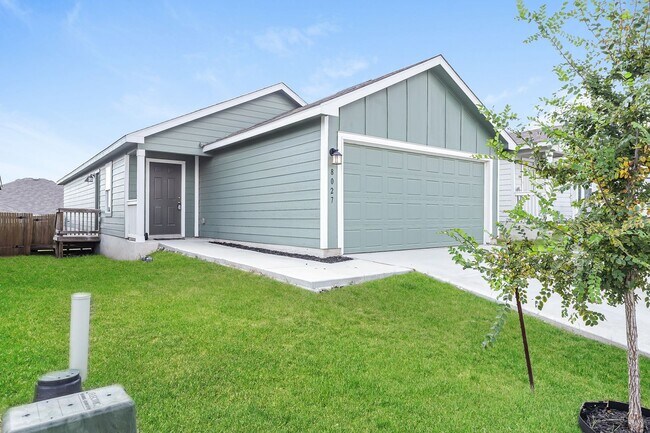 Building Photo - 3 bedroom 2 bathroom home located 8.5 miles from Lackland AFB