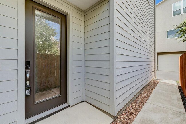 Building Photo - 611 Bayou St