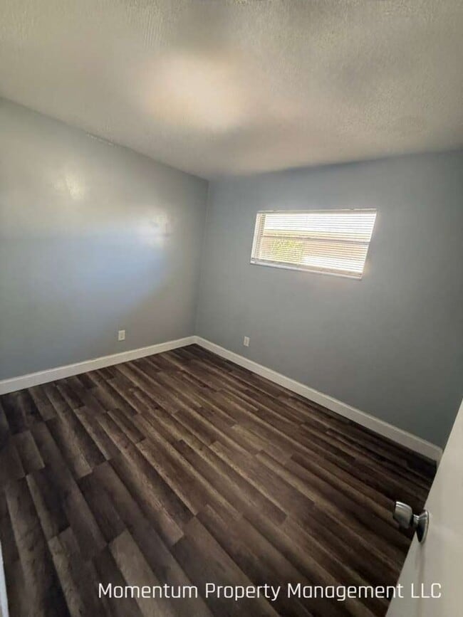 Foto del edificio - Newly Remodeled 2/1 Duplex- AVAILABLE FOR IMMEDIATE MOVE IN!!
